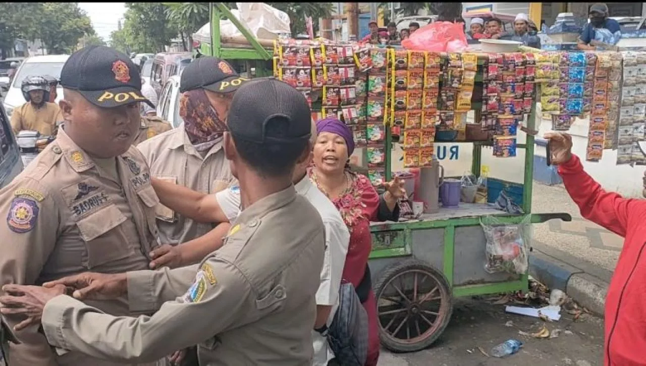 Dagangan Diangkut, PKL di Depan RSMZ Sampang Ricuh dengan Pol-PP
