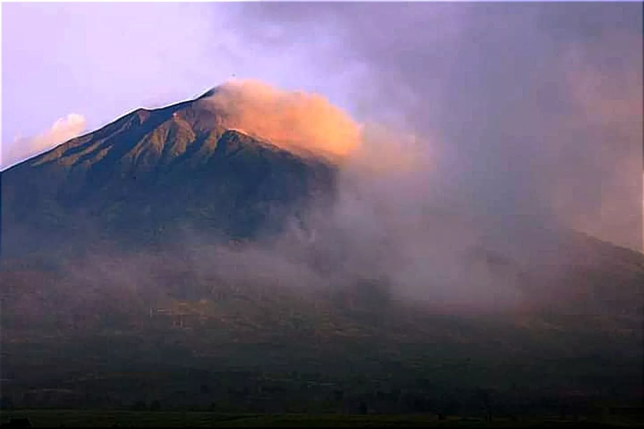 Erupsi Semeru Belum Usai, Kini Gunung Kerinci di Sumbar Meletus