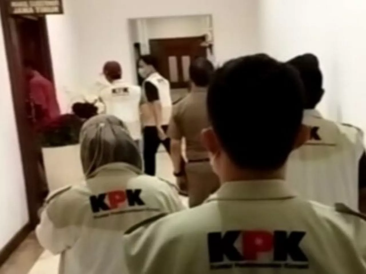 Ruang Kerja Digeledah 9 Jam oleh KPK, Khofifah Siap Bantu Data Jika Diperlukan