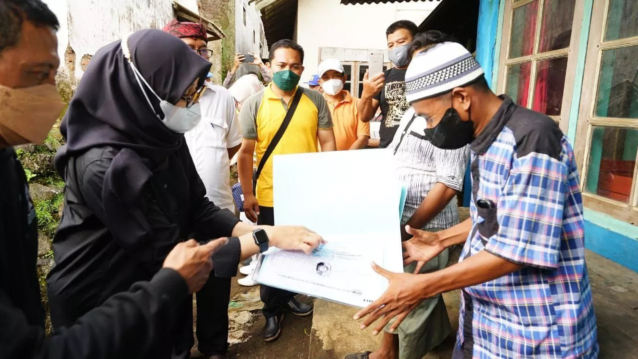 Layani Pembaruan Dokumen, Petugas Adminduk Banyuwangi Camping Dua Malam