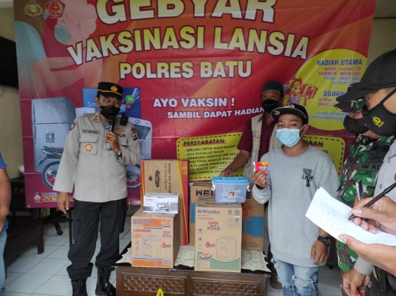 Capai Vaksinasi Lansia, Polres Batu Kota Bagi Doorprize