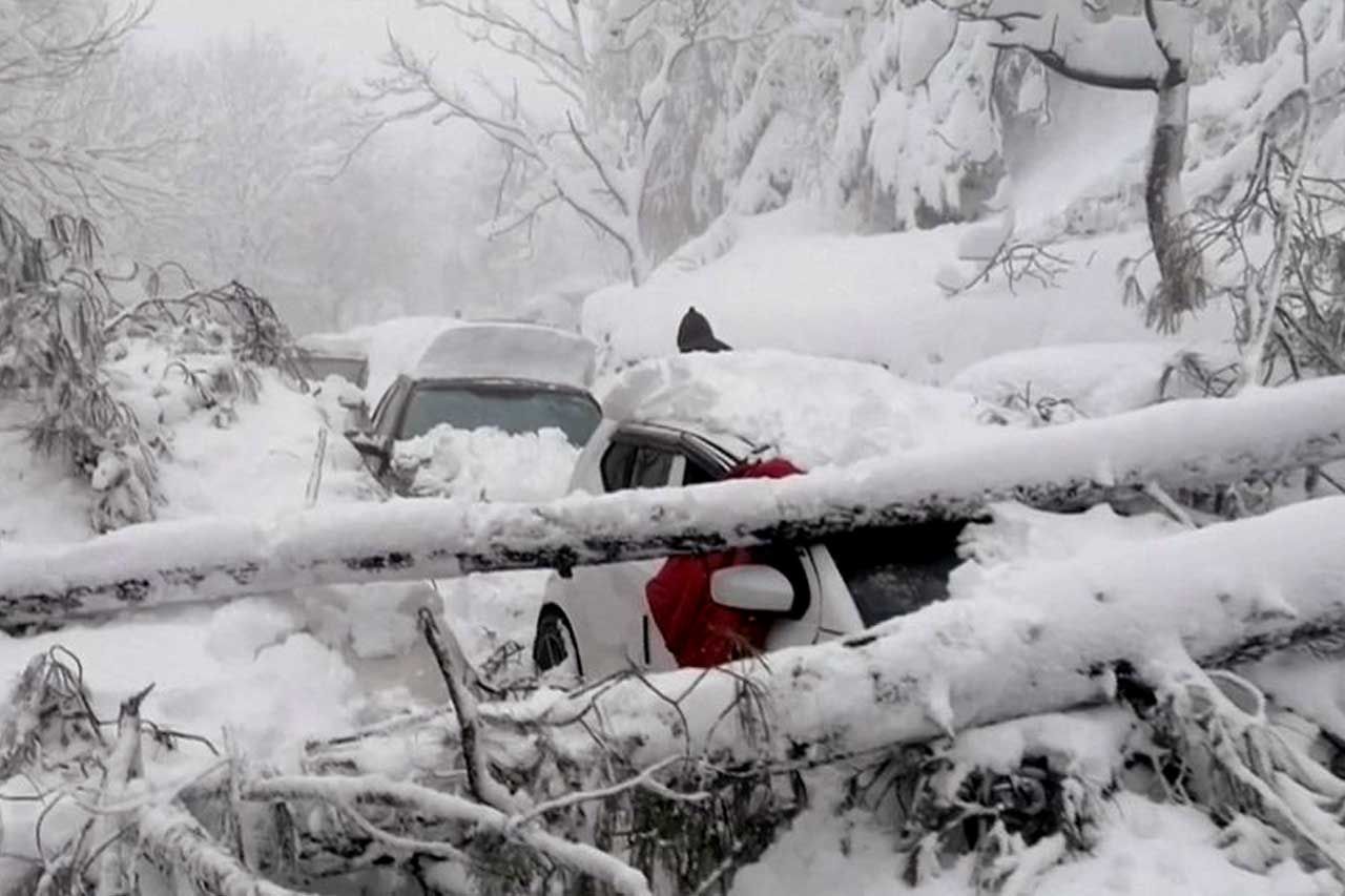 16 Turis Tewas Saat Menikmati Hujan Salju di Pakistan Utara