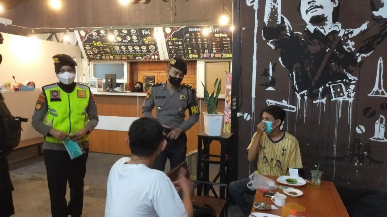 Patroli KRYD Ditsamapta Polda Jatim Sasar Beberapa Cafe dan Warkop di Surabaya