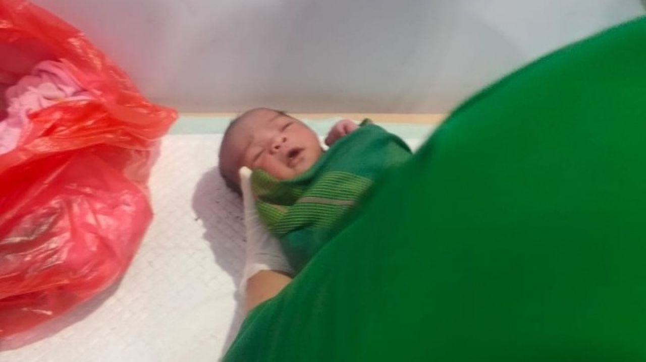 Warga Sidotopo Geger! Ditemukan Bayi Berusia 2 Jam dalam Tas Kresek