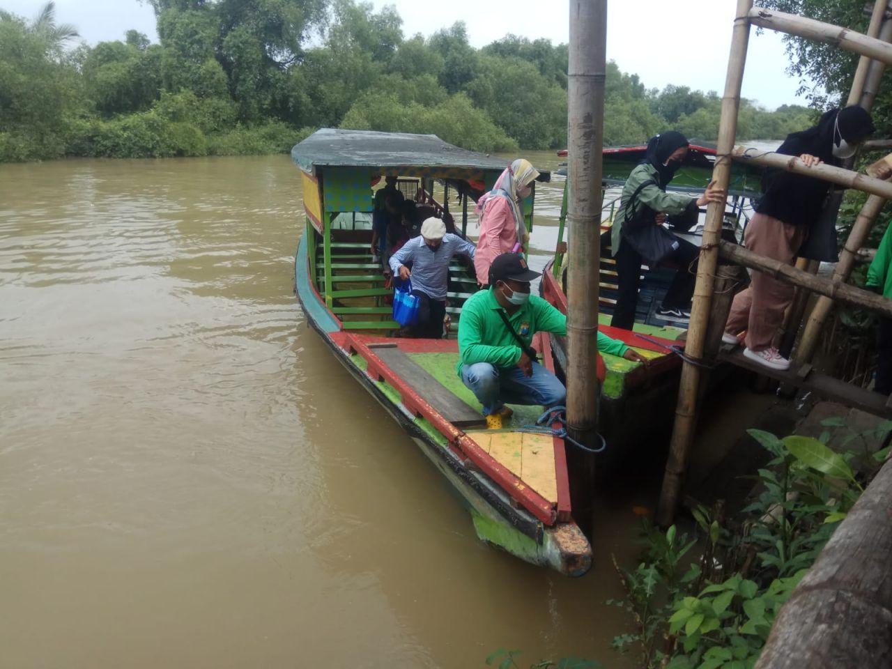 Momen Imlek, Mangrove Wonorejo Ramai Wisatawan Lokal