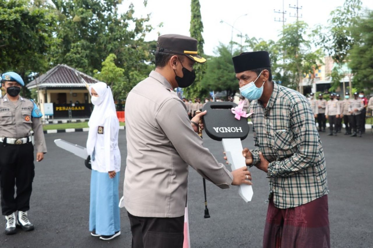 3 Pemenang Doorprize Vaksinasi Dapat Hadiah dari Kapolres Sampang