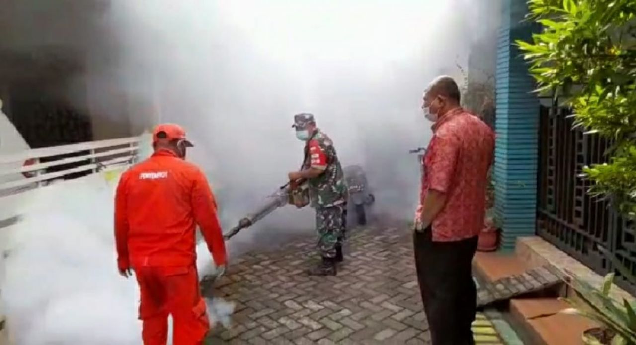Babinsa Personel Koramil 0830/02 Semampir lakukan penyemprotan fogging.