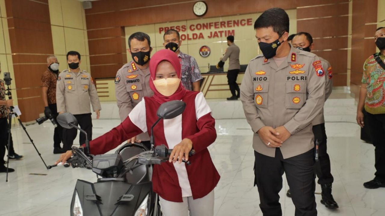 Wanita Ojol Korban Ranmor, Dapat Ganti Motor dari Kapolda Jatim