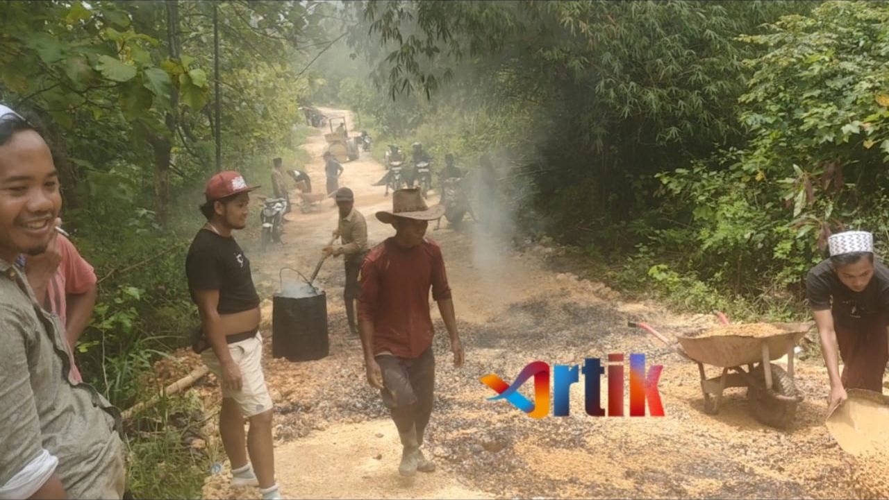 Warga Desa Larlar dan Tlagah Perbaiki Jalan Poros dengan Dana Swadaya