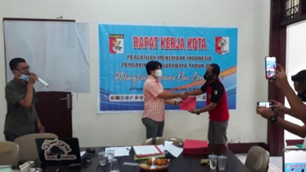 Pengkot Perbakin Surabaya Gelar Rakot, Ketua Umum GJSC Terima Skep