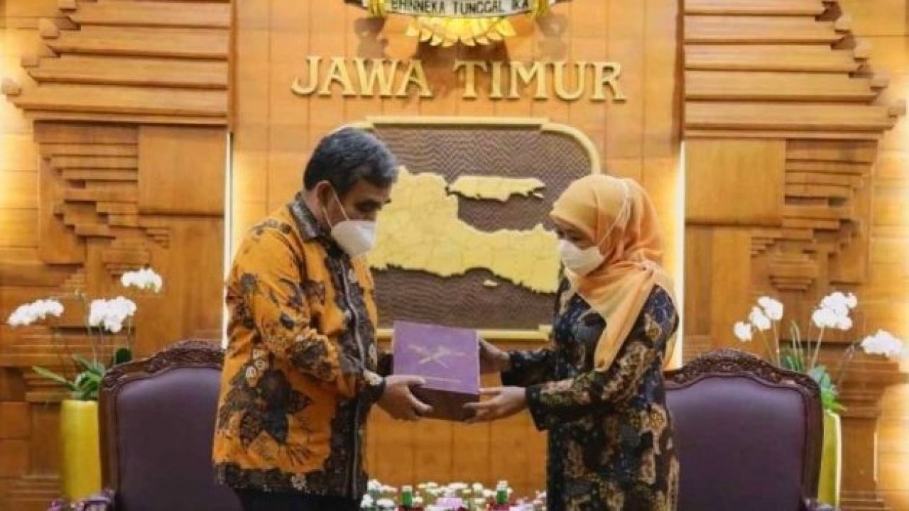 Sekjen Partai Gerindra Ahmad Muzani memberi hadiah Gubernur Jatim Sebilah Keris