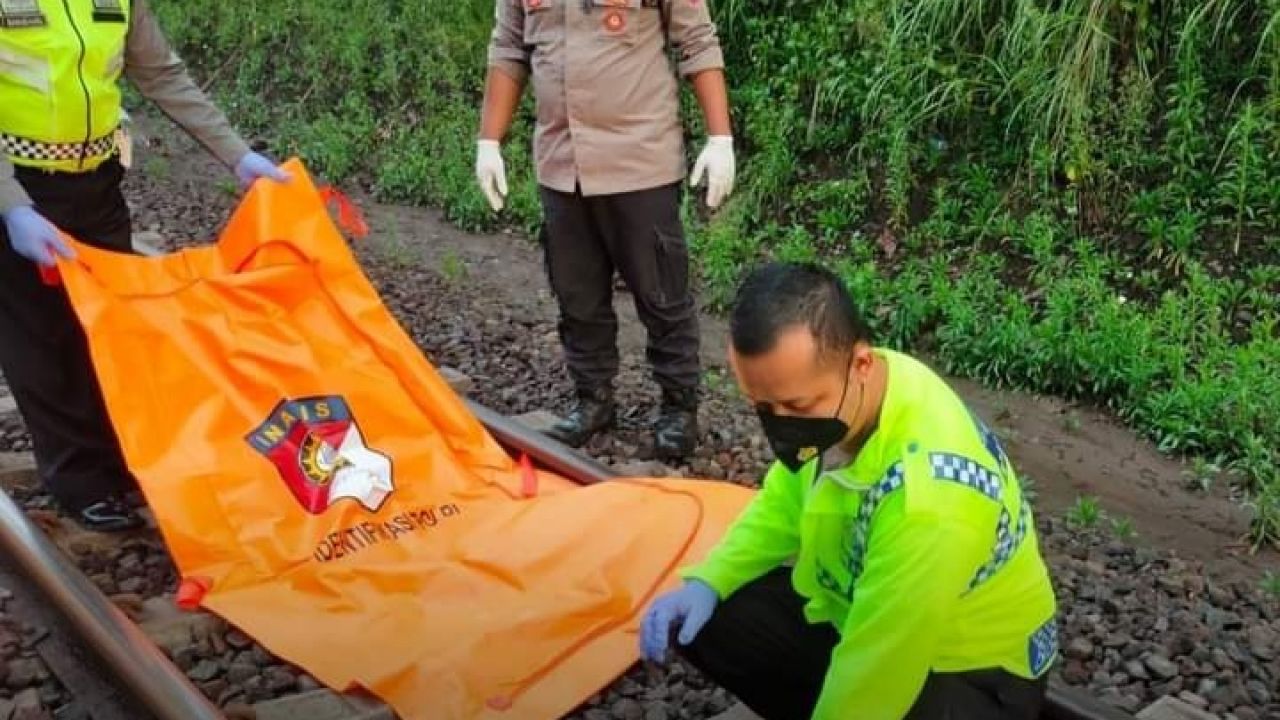 Polisi evakuasi korban laka Kereta Api di perlintasan Brongkos