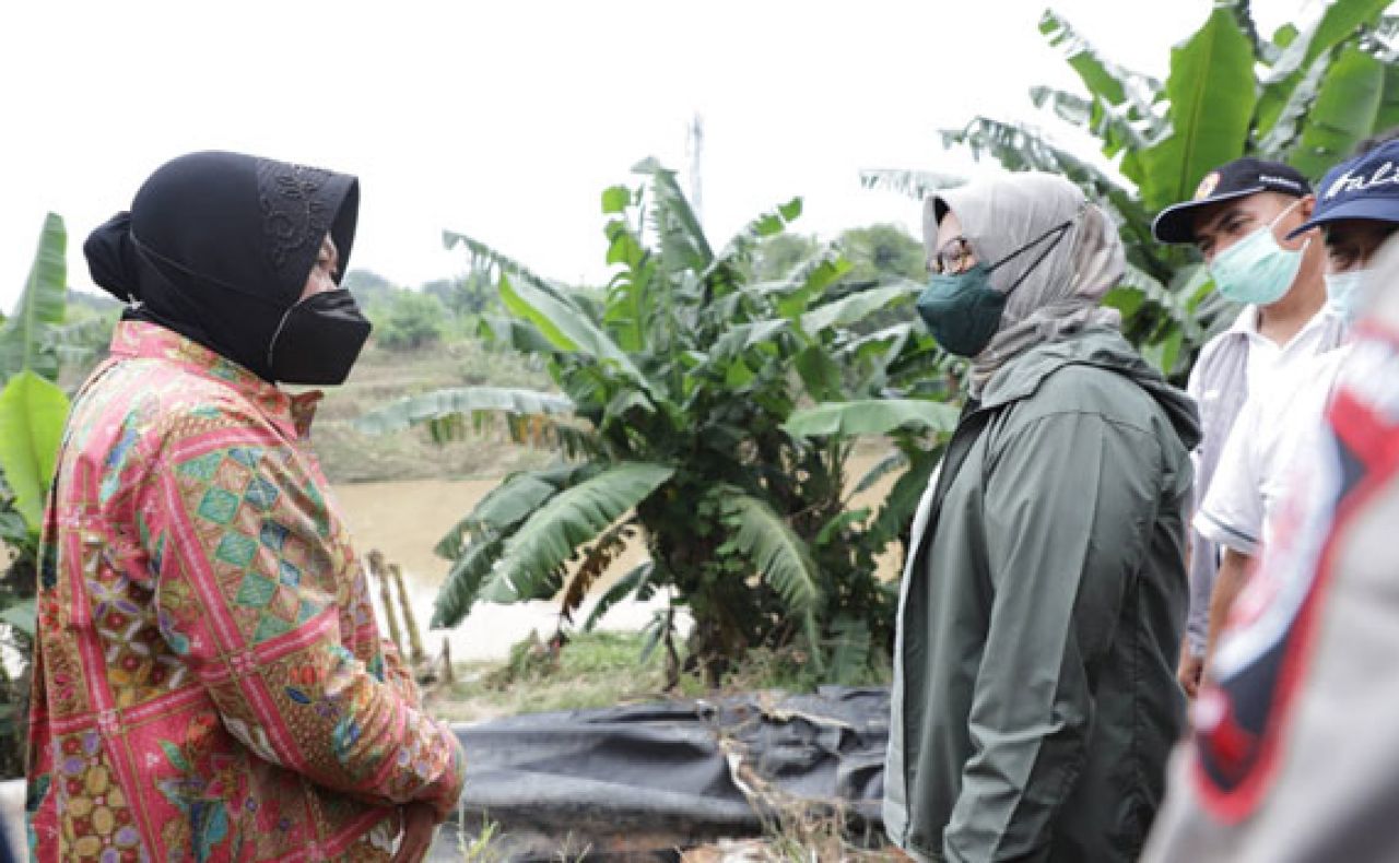 Mensos Risma Kunjungi Korban Banjir Bogor