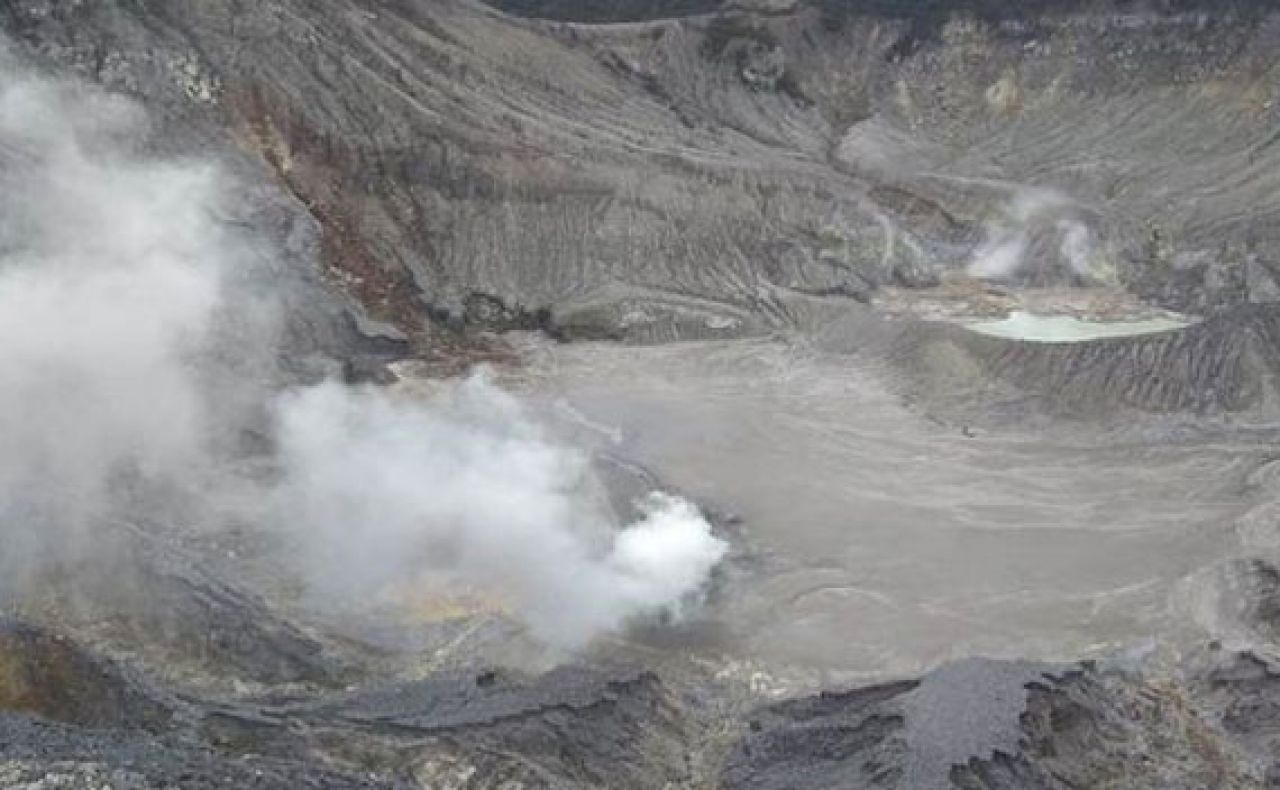 Tangkuban Perahu Muntahkan Solfatara, Wisaatawan Dievakuasi Jauhi Kawah