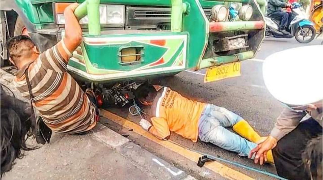 Laka di Bypass Mojokerto, Pemotor Tewas Terlindas Truk Kontainer