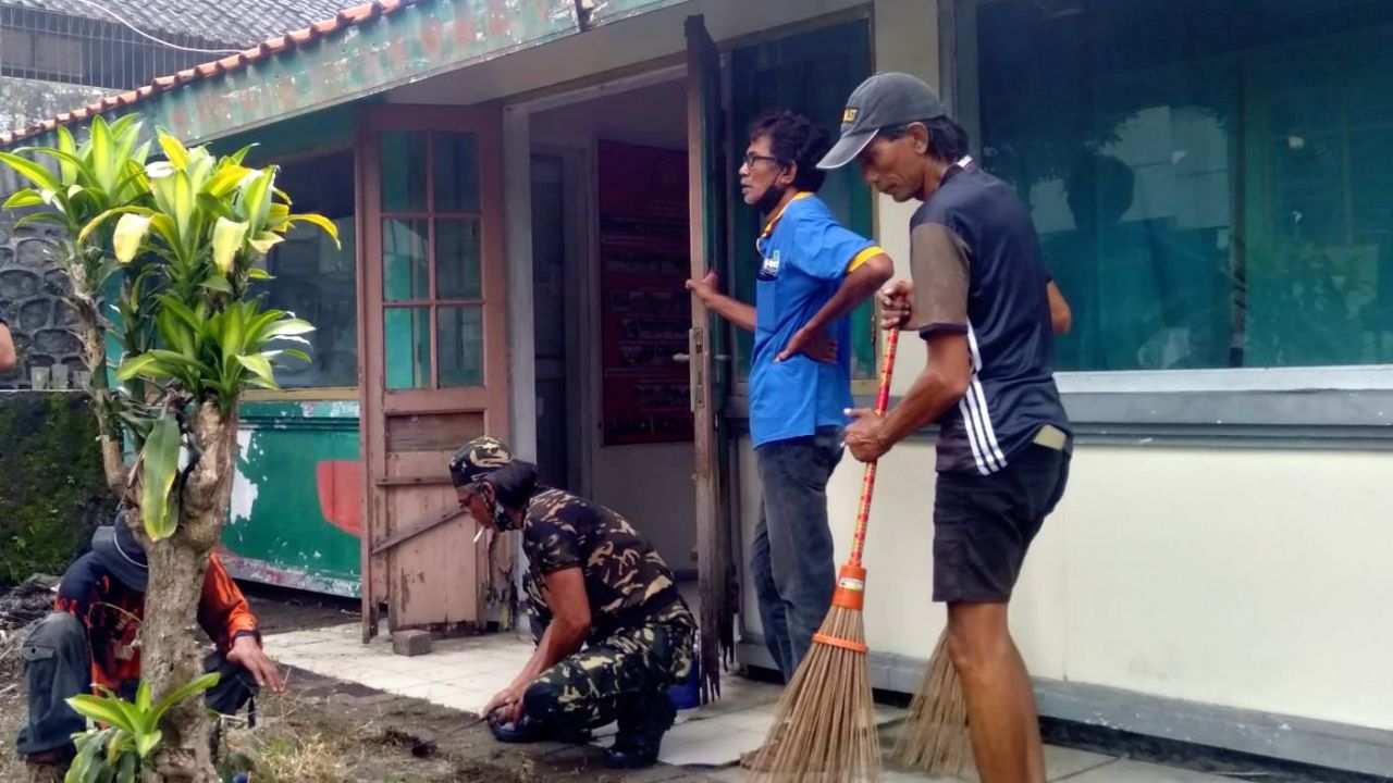 PPM Batalyon 1330 Surabaya kerja bakti di Gedung Juang 45 (Foto: Martuji)