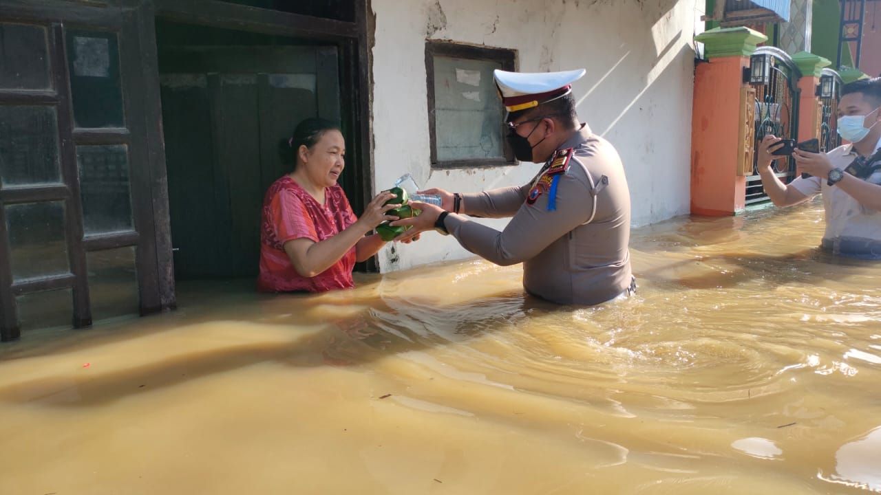 Satlantas kabupaten Sampang Bagi Nasi Bungkus ke Warga Korban Banjir