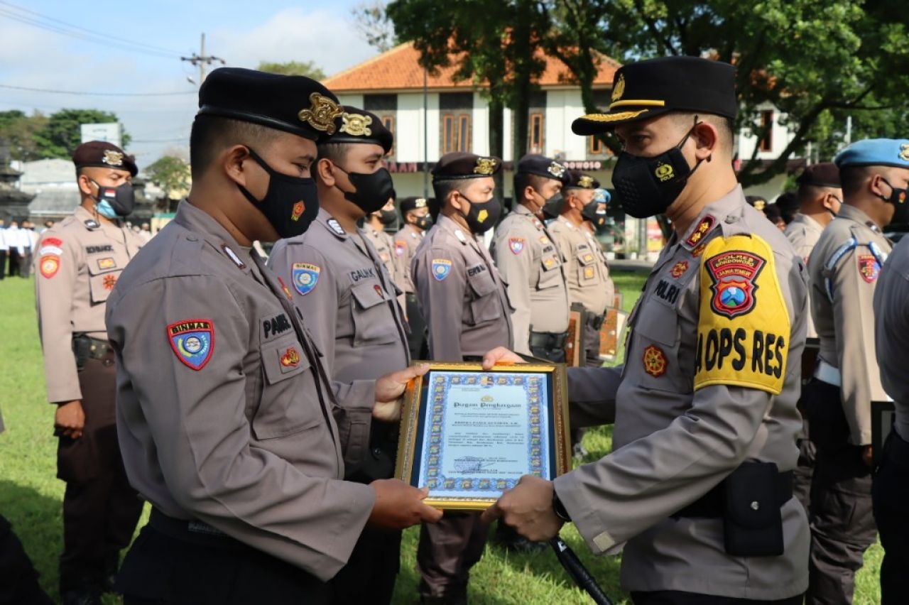 Kapolres Bondowoso Memberikan Penghargaan Kepada 23 Bhabinkamtibmas