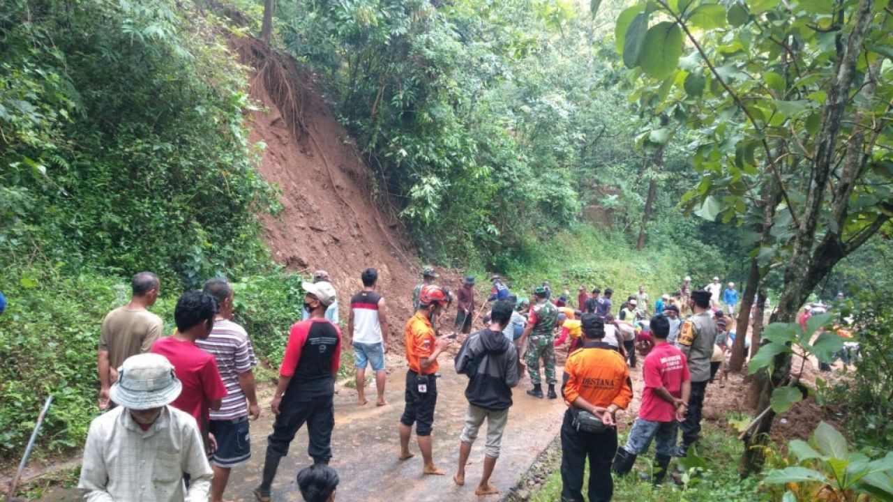 Polres Madiun Tanggap Bencana Bantu Masyarakat Terdampak Longsor