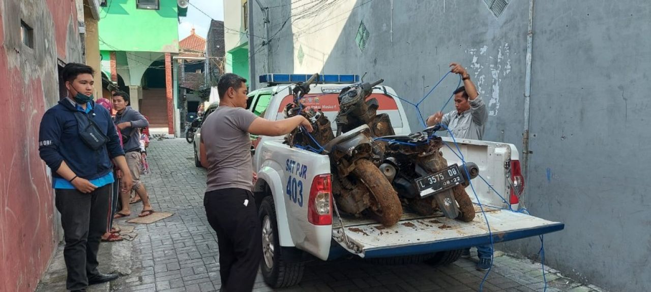 Motor Korban Tanah Longsor Mahasiswa UNESA Dievakuasi PJR Polda Jatim
