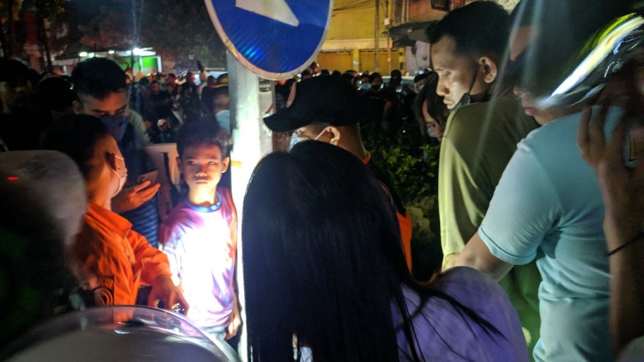 Evakuasi pelaku curanmor dari kolong jembatan di perempatan Bratang (Foto: Kudel)