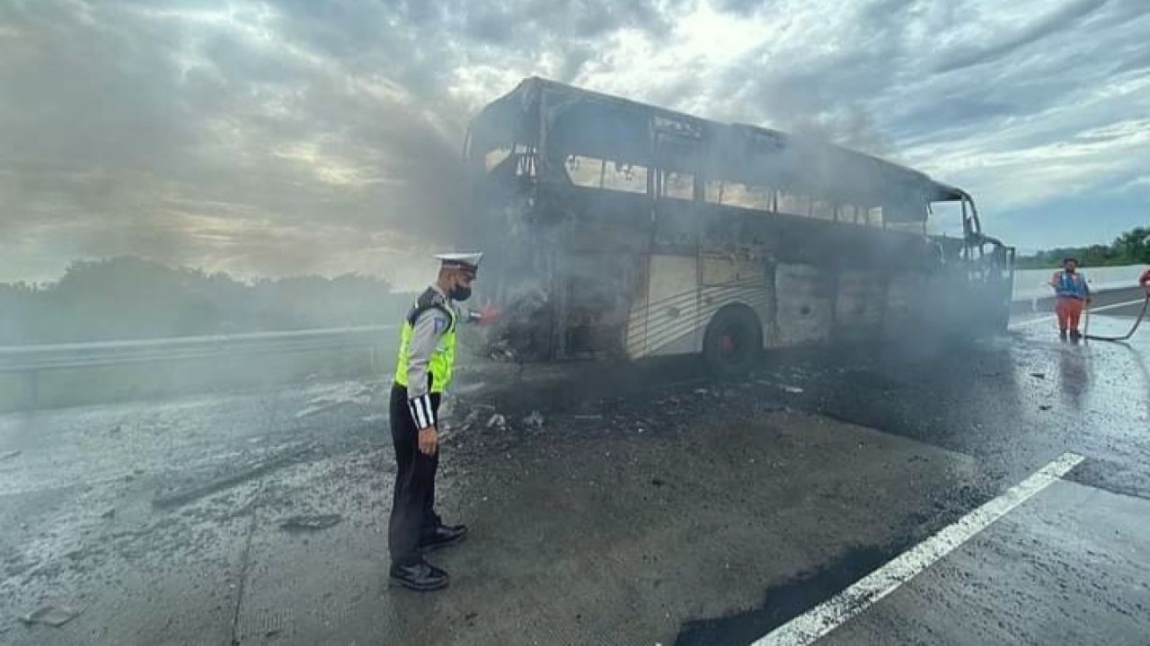 Hati-hati di Jalan! Bus Hino Terbakar di Tol Pandaan-Malang