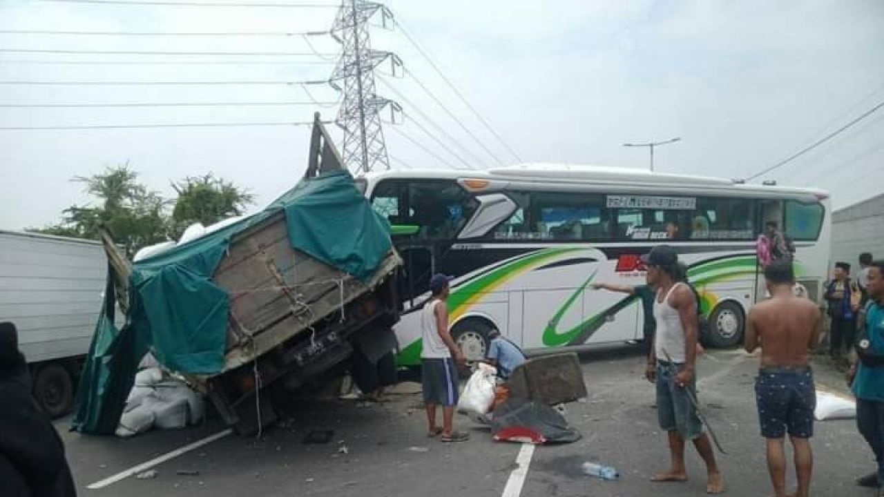 Bus Pembawa Peziarah Di Sunan Ampel Alami Laka Maut Di Tol Dupak Surabaya