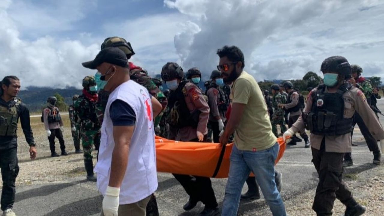 Polisi Evakuasi Korban Penembakan Kelompok Kriminal Bersenjata Papua