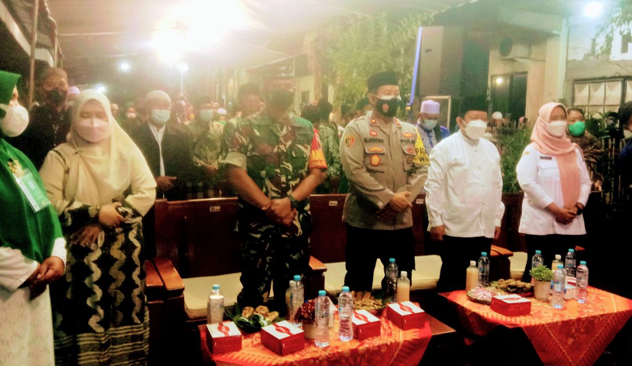 Kompol Muhammad Akhyar S.H.,M.M, Kapolsek tambaksari ,Camat Tambaksari ,Danramil Babinkantibmas ,H M Afghani staff ahli Walikota Surabaya serta Hj Camelia Habibah Anggota DPRD kota Surabaya