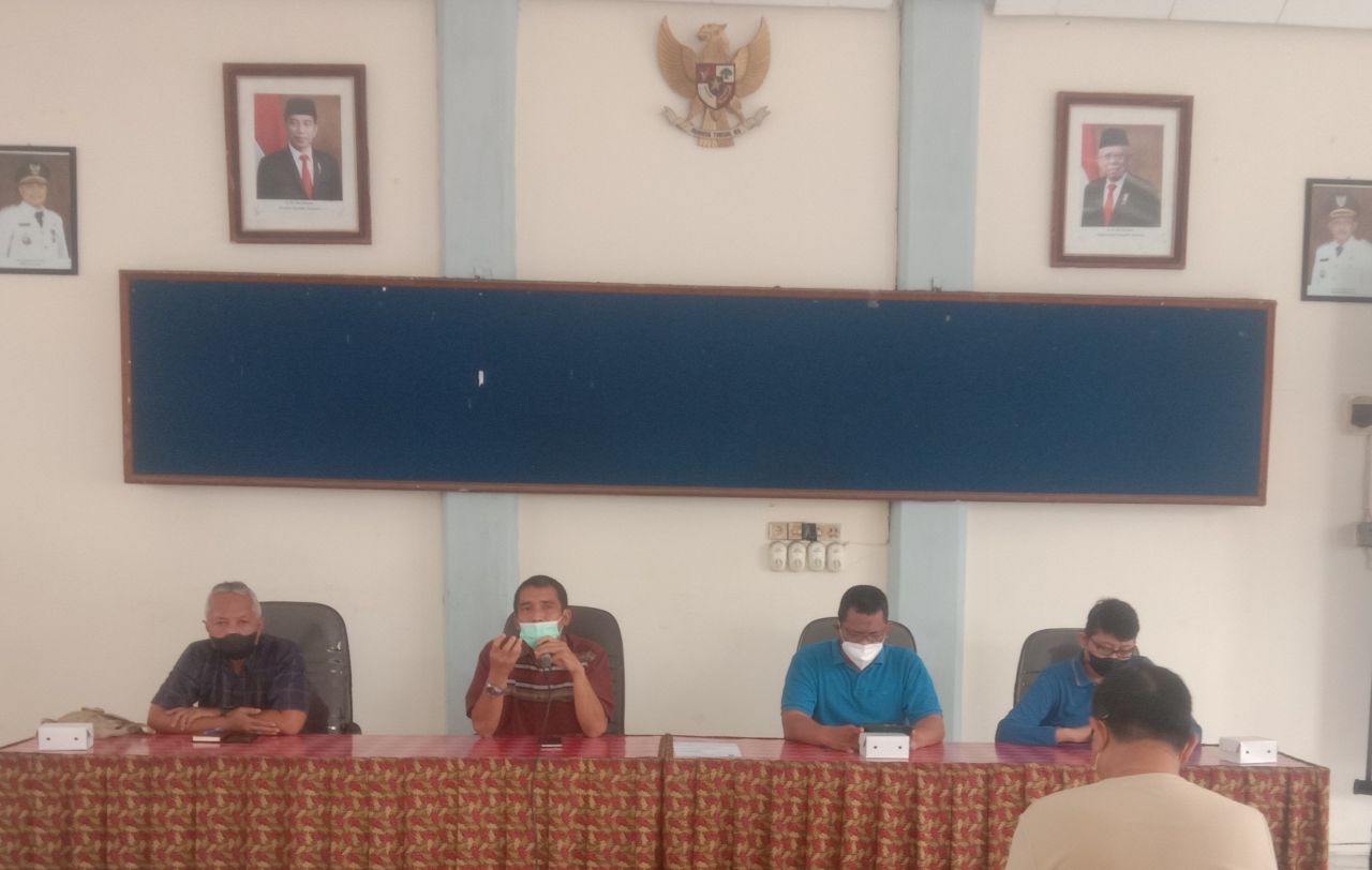 Nono camat kenjeran saat memberi penjelasan ke tokoh masyarakat sidotopo wetan