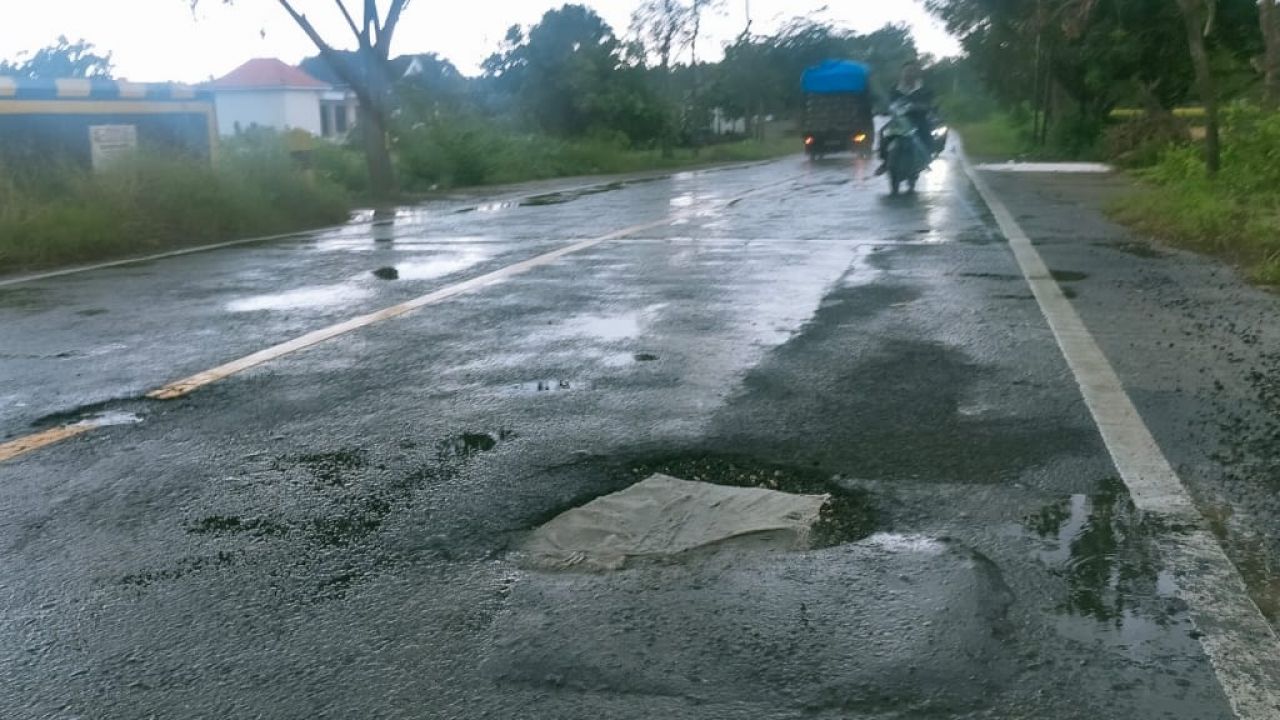 Baru Selesai Dikerjakan, Proyek Jalan Sampang Sudah Rusak Parah
