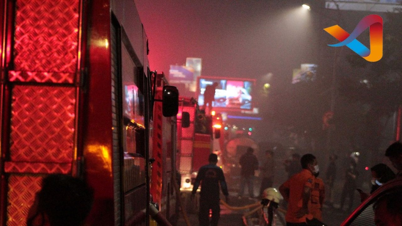 Proses prndinginan kebakaran di TP 5 Surabaya (Foto: Kudel for artik.id)