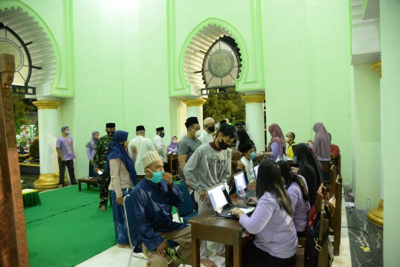 Usai Sholat Tarawih, Polres Madiun Kota Gelar Vaksinasi