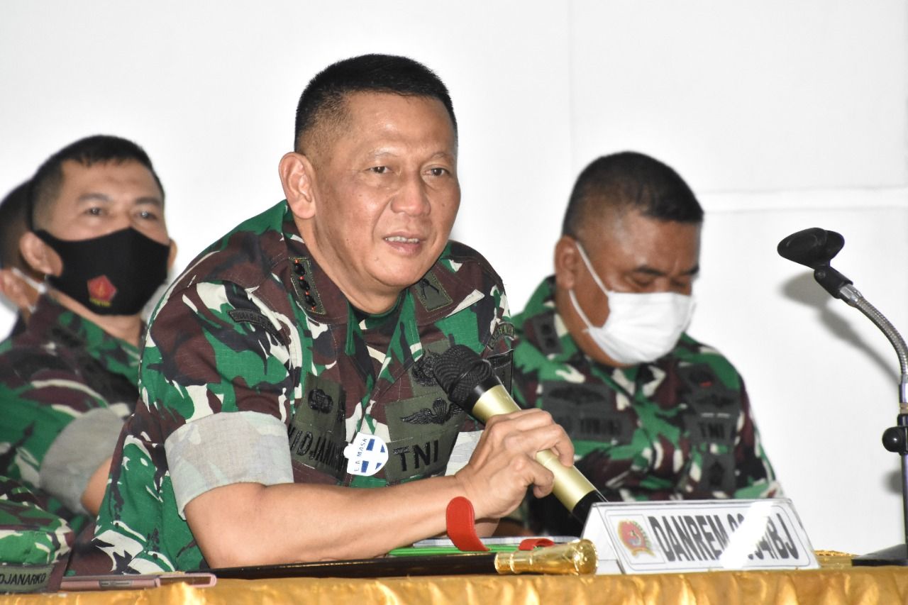 Komandan Korem (Danrem) 084/Bhaskara Jaya Kolonel Inf. Widjanarko S.sos memberikan himbauan dan penekanan kepada seluruh prajurit Bhaskara Jaya