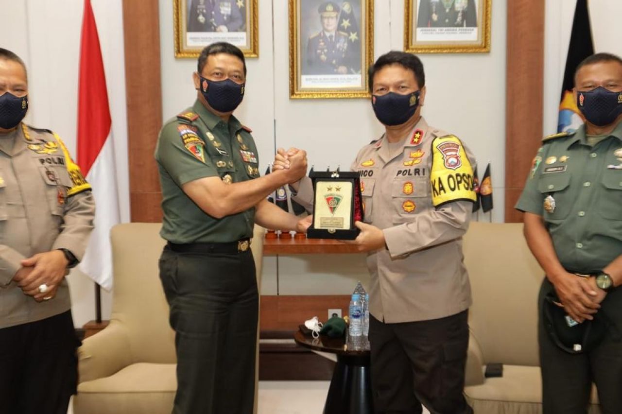 Sinergitas TNI - Polri, Kapolda Jatim Sambut Pangdiv ll Kostrad