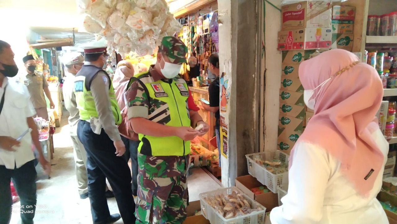 Menjelang Lebaran Petugas Kesehatan Bersama Babinsa Sidak Pasar Tradisional