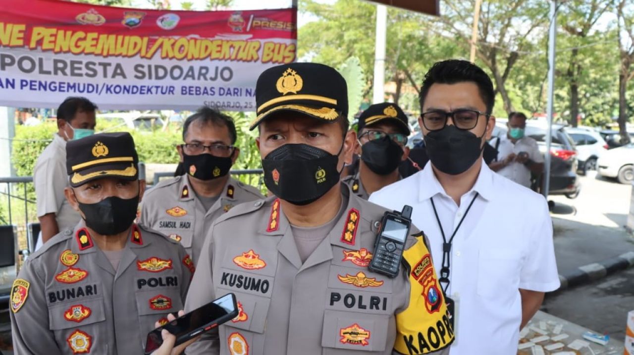 Agar Mudik Aman dan Sehat, Polresta Sidoarjo Gelar Test Urine Sopir Bus