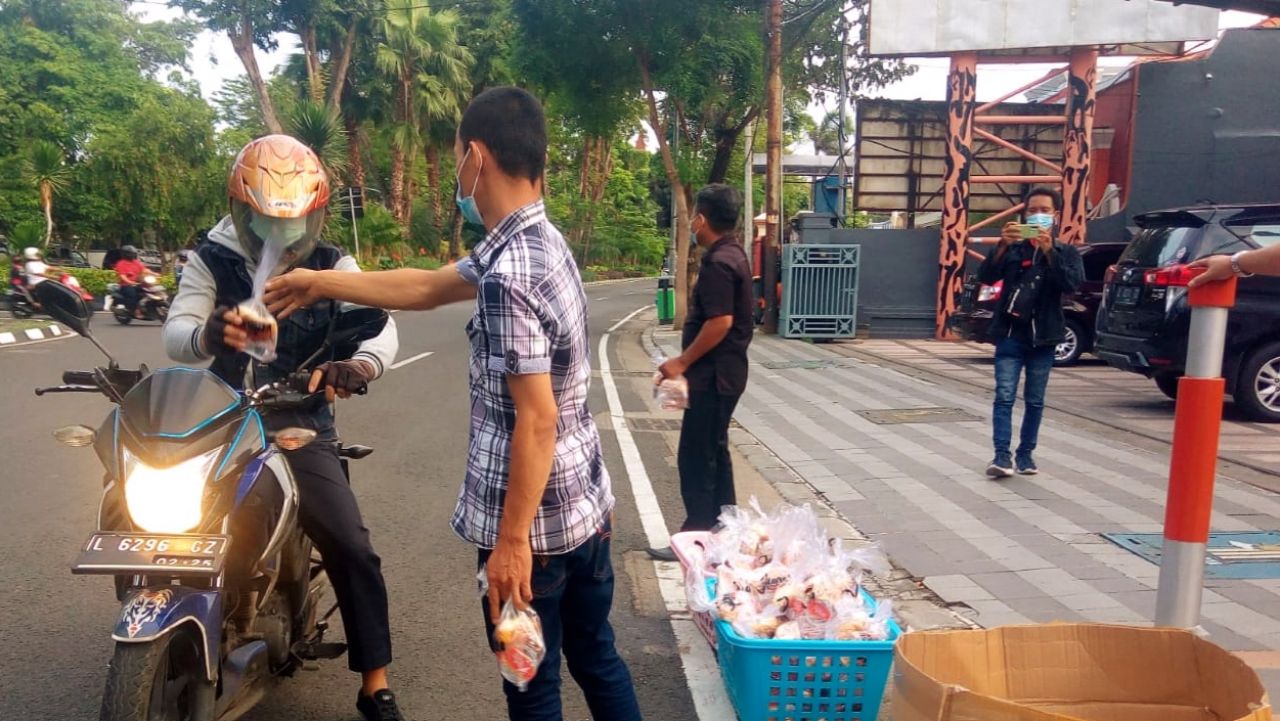 Peduli Sesama, LaNyalla Academia Berbagi Takjil di Bulan Puasa