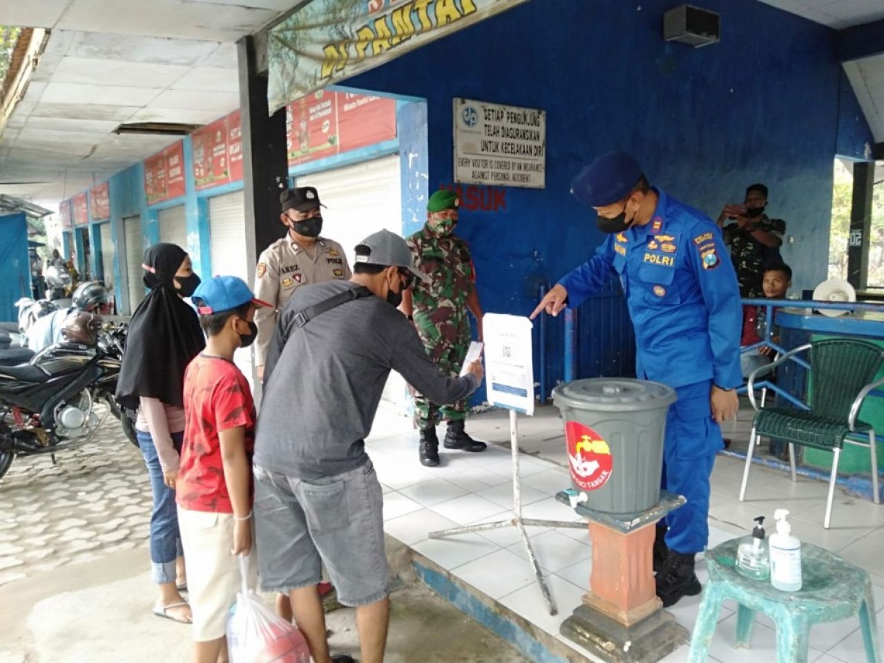 Serbuan Wisata di Pantai Campolong, Petugas Terapkan Protokol Kesehatan