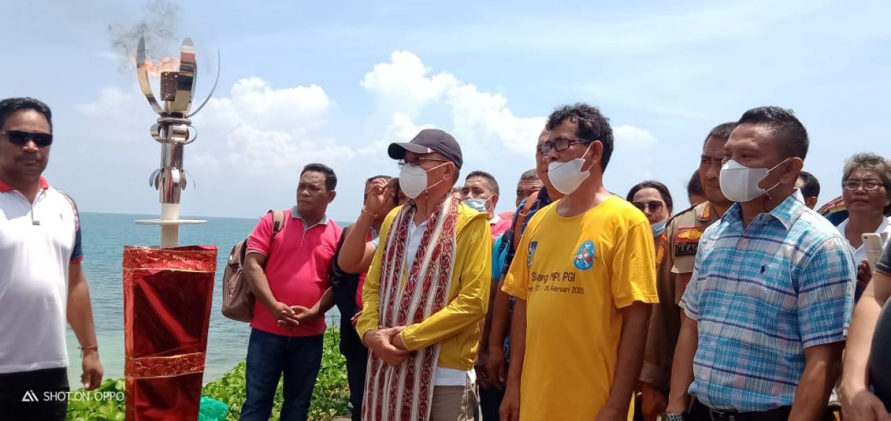 pengalungan kain sutra sebagai simbol selamat datang sebagai tuan rumah pelaksanaan sidang sinode ke XXIX tahun 2022