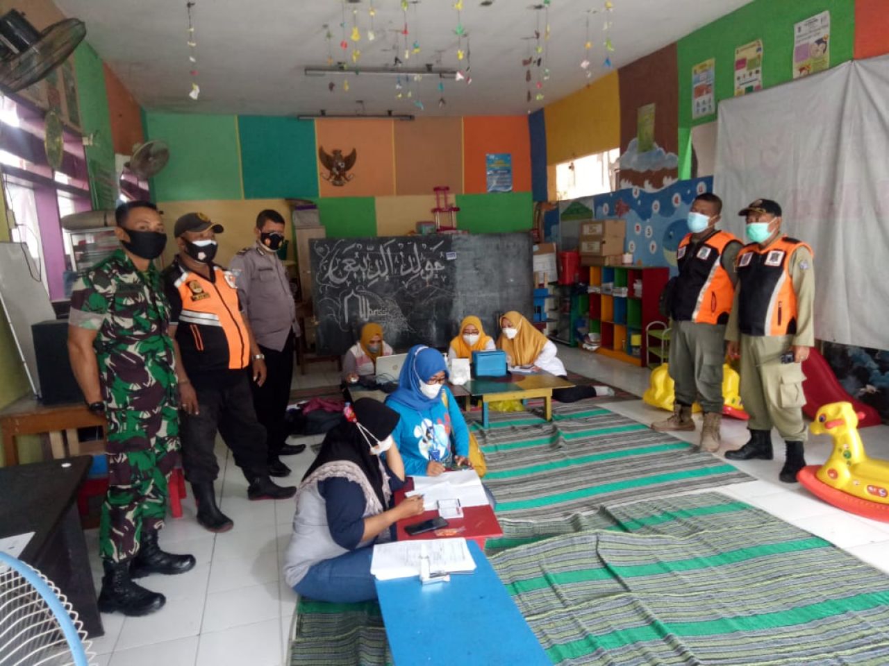 Koramil 0830/Surabaya Utara Serma Kukuh dan Serda Agung melaksanakan pendampingan dan pemantauan kegiatan Vaksinasi Astrazeneca Dosis 2 dan Dosis 3 Booster