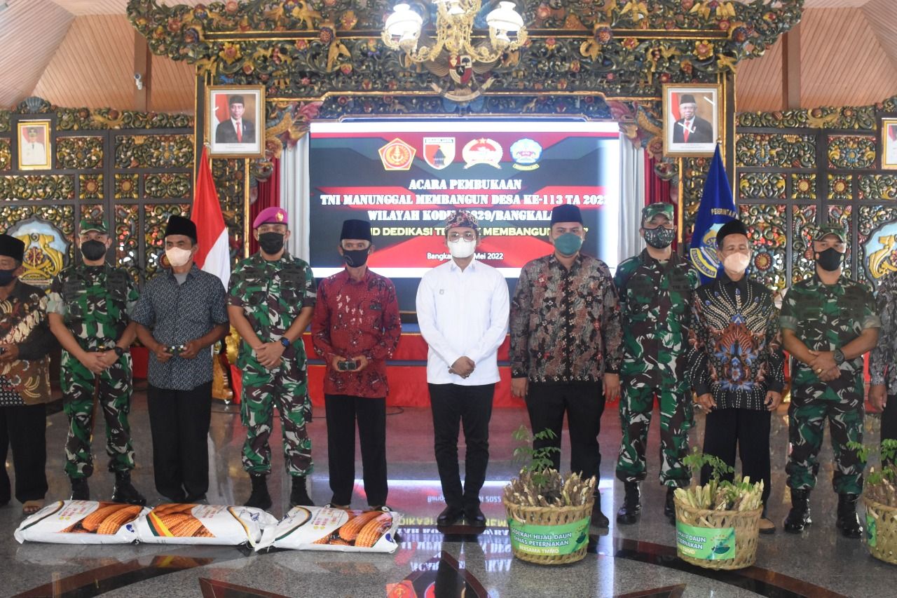 Kepala Staf Korem (Kasrem) 084/BJ Kolonel Inf H. Sugiyono, S. Sos, M. Si, menghadiri pembukaan Program TNI Manunggal Membangun Desa (TMMD) ke-113 tahun 2022 Kodim 0829/Bangkalan di Pendopo agung Kabupaten Bangkalan