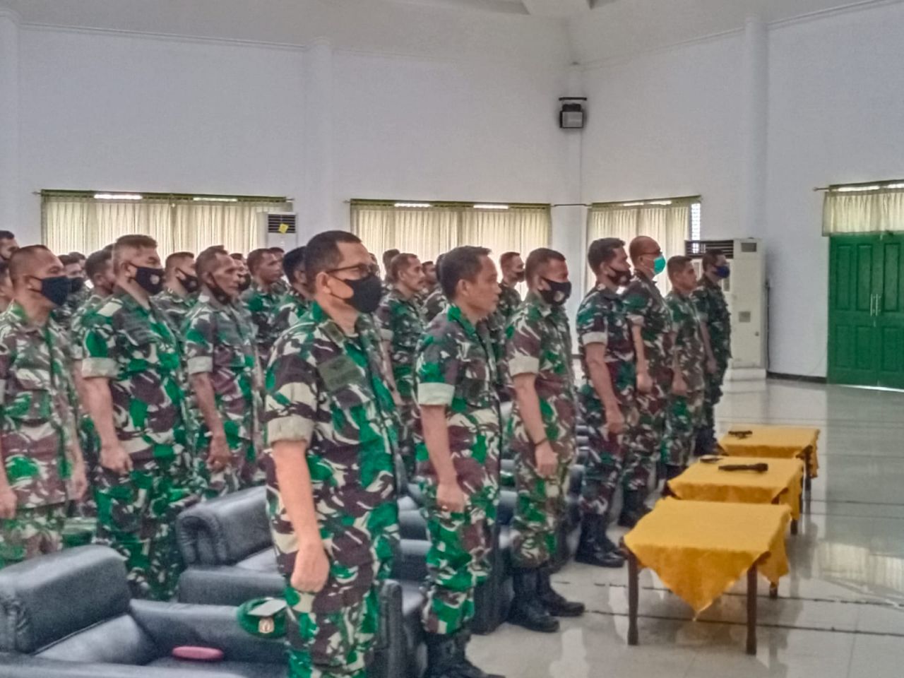Prajurit Korem 084/BJ menerima pengarahan dari Kepala Staf Angkatan Darat (KASAD) Jenderal TNI Dudung Abdurachman, S.E., M.M., melalui Video Conference bertempat di Aula Bhaskara Makorem 084/BJ