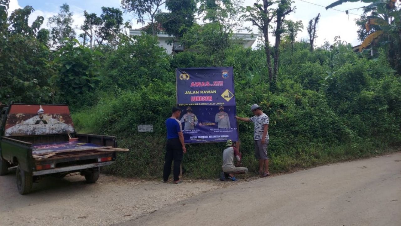 Desa Bira Tengah, Papan Himbauan Awas Jalan Longsor Sudah Terpasang