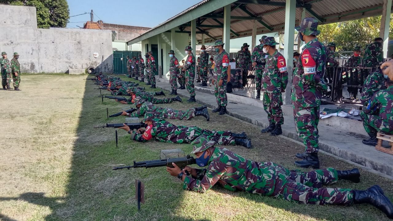 Asah Kemampuan Jajaran Kodim 0831 Surabaya Timur Gelar Latihan Menembak Triwulan