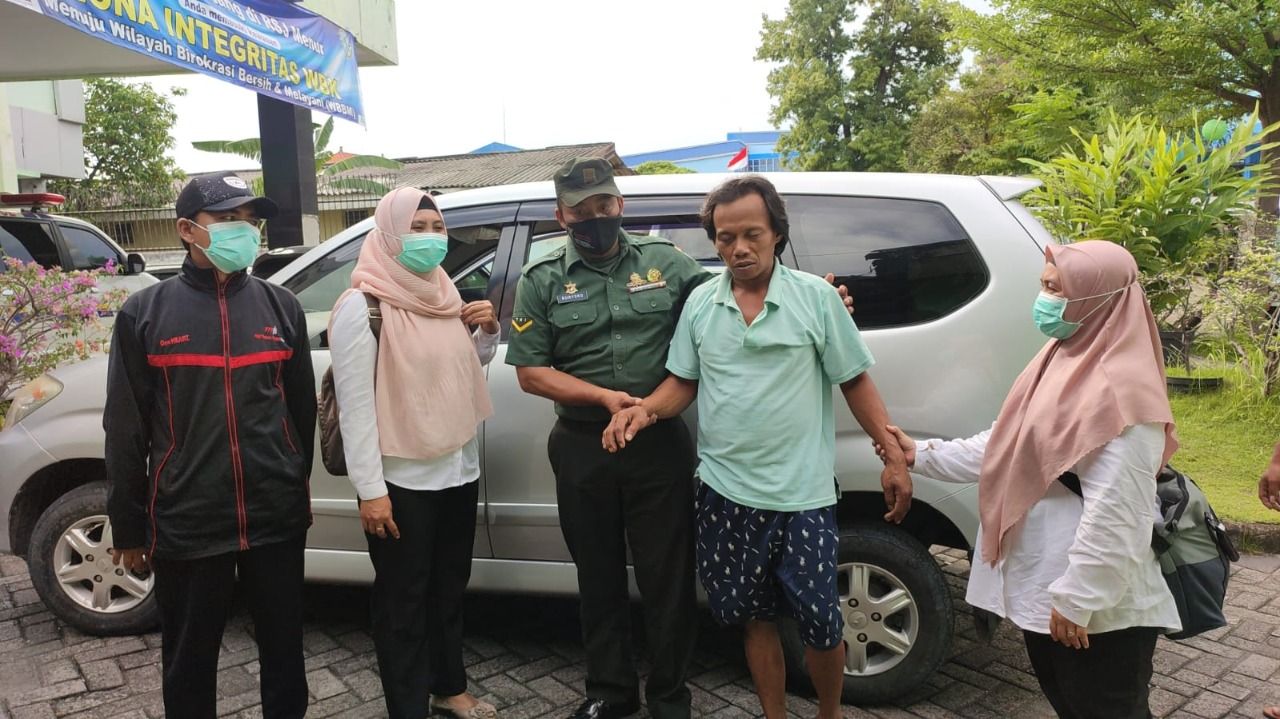 Babinsa Benjeng Berhasil Luluhkan ODGJ Agar Mendapat Perawatan yang Lebih Baik