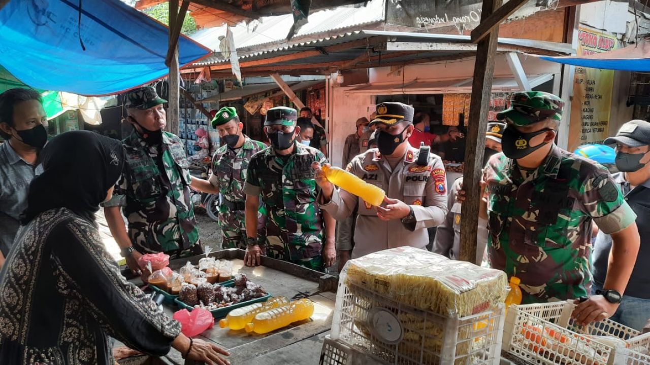 Dandim Pamekasan Bersama Wakapolres Pamekasan Cek Harga Minyak Goreng di Pasar Tradisional