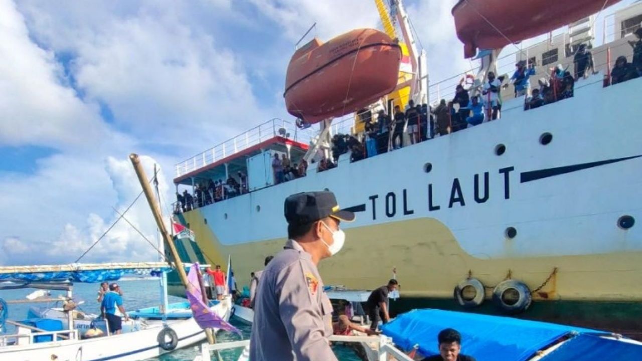 Kapal Sabuk Nusantara 91 Kandas, Polres Sumenep Evakuasi Penumpang