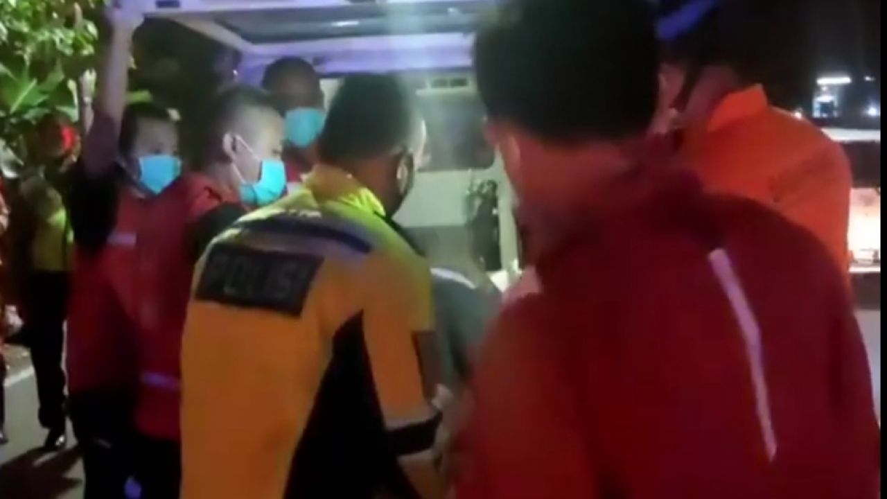 Sebuah Minibus di Kulon Progo Hantam Pohon Kelapa, Korban Terjepit