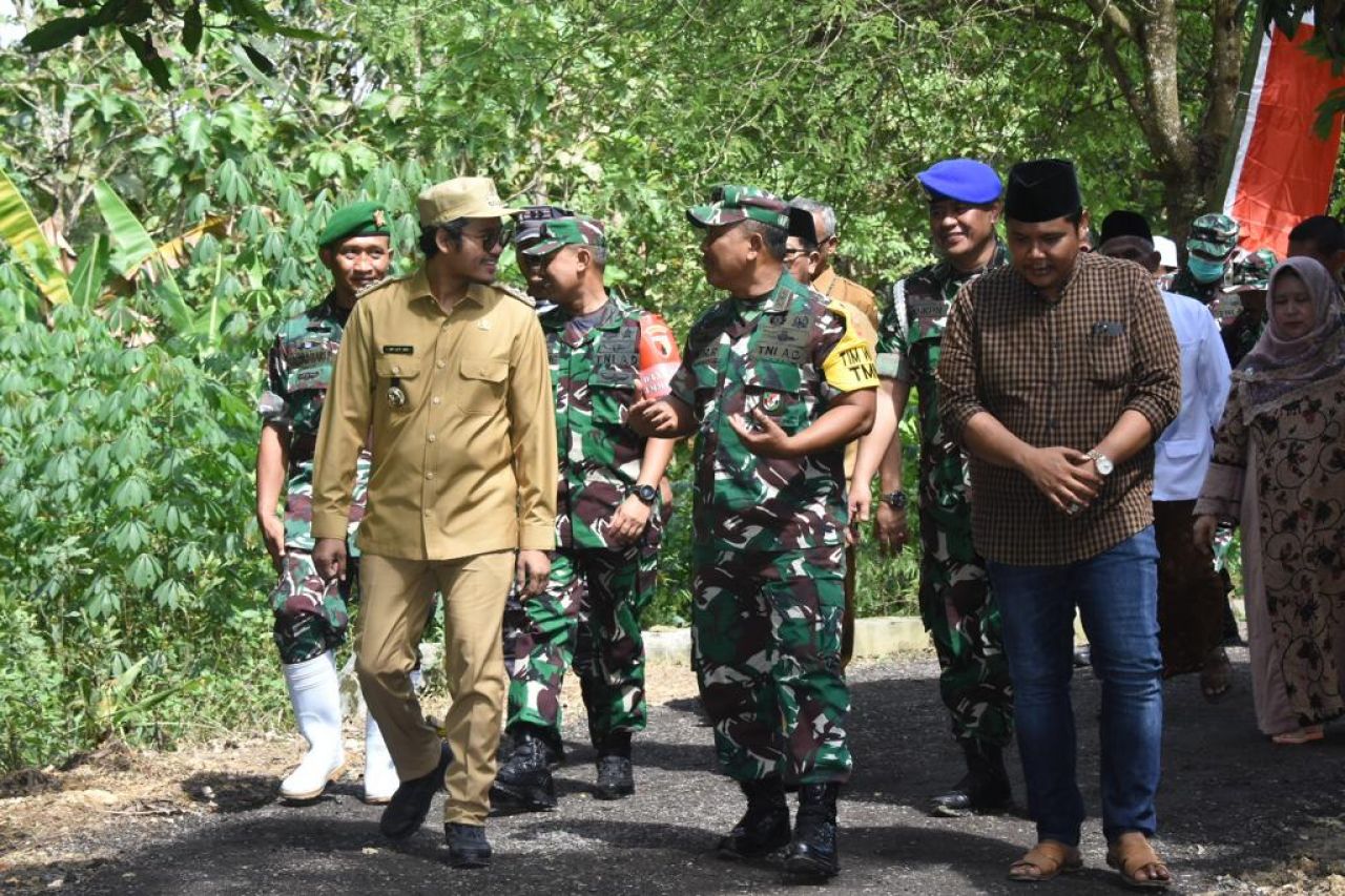 Mabes TNI AD meninjau langsung pelaksanaan program TNI Manunggal Membangun Desa (TMMD) ke-113 Kodim 0829/Bangkalan di Desa Gangseyan Kecamatan Sepulu Kabupaten Bangkalan
